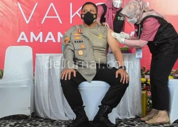 Contoh Bagi Masyarakat, 15 Orang Pejabat Karawang Disuntik Vaksin