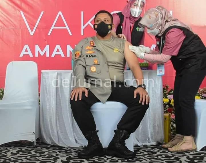Contoh Bagi Masyarakat, 15 Orang Pejabat Karawang Disuntik Vaksin