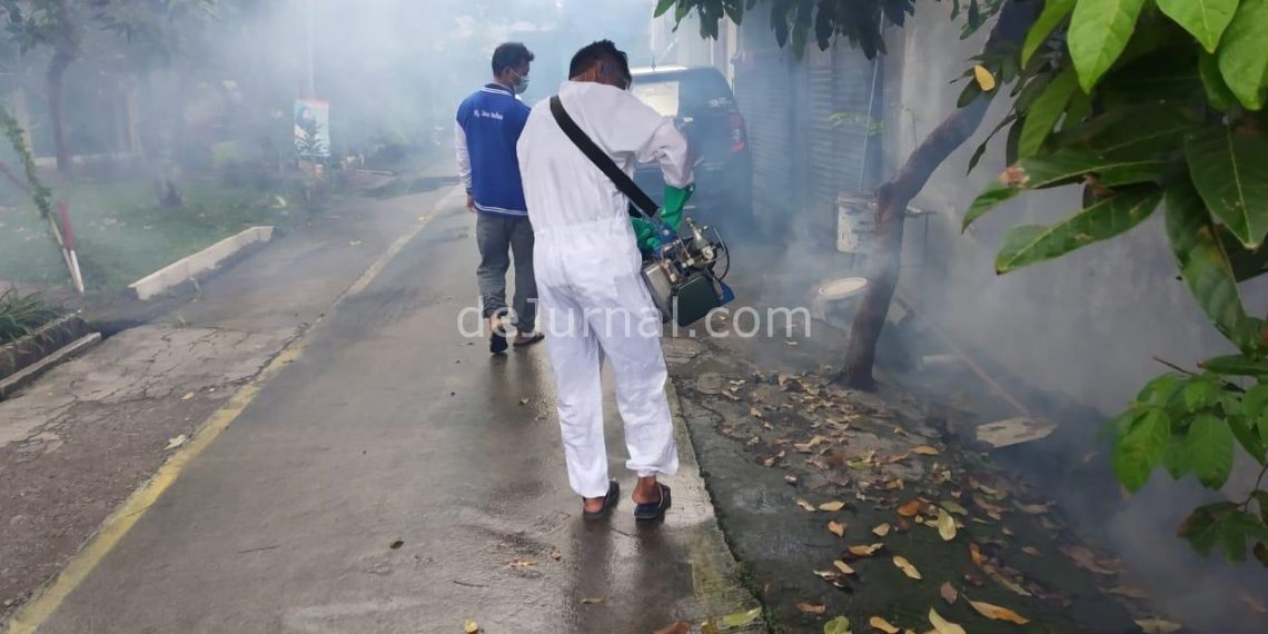 Warga Perumnas BTJ Antusias Cakades Sukaluyu H. Lina Herlina Gelar Foging Cegah DBD