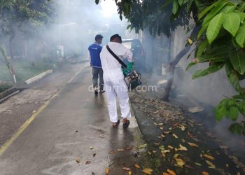 Warga Perumnas BTJ Antusias Cakades Sukaluyu H. Lina Herlina Gelar Foging Cegah DBD