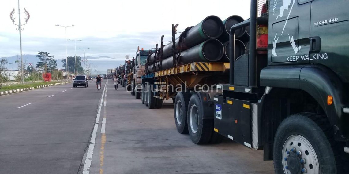 Kendaraan pengangkut material untuk Proyek Strategis Nasional PLTP Patuha 2 di Kecamatan Pasirjambu Kab. Bandung. Foto : dejurnal.com