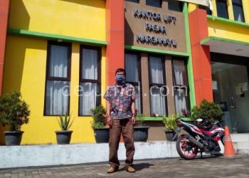 Kepala UPT Pasar Margahayu Bandung, Ginanjar SH di depan.kantor UPT. Foto Sopandi/ dejurnal.com.