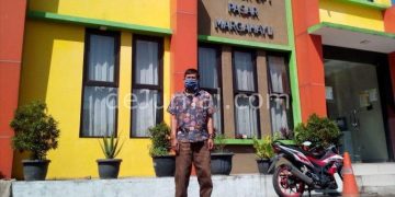 Kepala UPT Pasar Margahayu Bandung, Ginanjar SH di depan.kantor UPT. Foto Sopandi/ dejurnal.com.