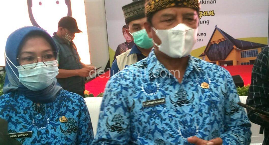 Bupati Bandung Dadang M Naser (kanan) dan Kepala Dinas Sosial Kabupaten Bandung Nina Setiani usai meresmikan Gedung SLRT. (Foto : Sopandi/dejurnal.com)