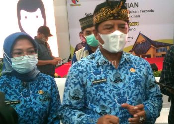 Bupati Bandung Dadang M Naser (kanan) dan Kepala Dinas Sosial Kabupaten Bandung Nina Setiani usai meresmikan Gedung SLRT. (Foto : Sopandi/dejurnal.com)