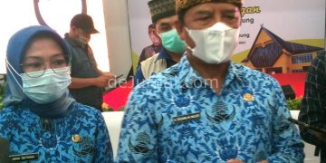 Bupati Bandung Dadang M Naser (kanan) dan Kepala Dinas Sosial Kabupaten Bandung Nina Setiani usai meresmikan Gedung SLRT. (Foto : Sopandi/dejurnal.com)