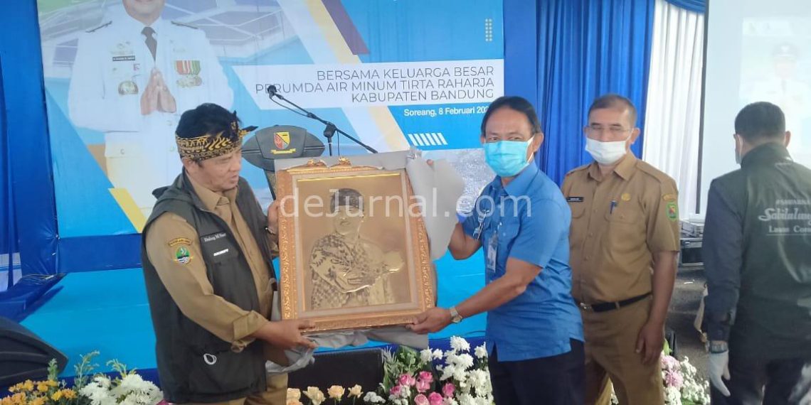 Bupati Bandung, Dadang M Naser (kiri), menerima cindramata dari Direktur Utama Perumda Tirta Raharja, H. Rudi Kusmayadi.