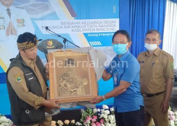 Bupati Bandung, Dadang M Naser (kiri), menerima cindramata dari Direktur Utama Perumda Tirta Raharja, H. Rudi Kusmayadi.