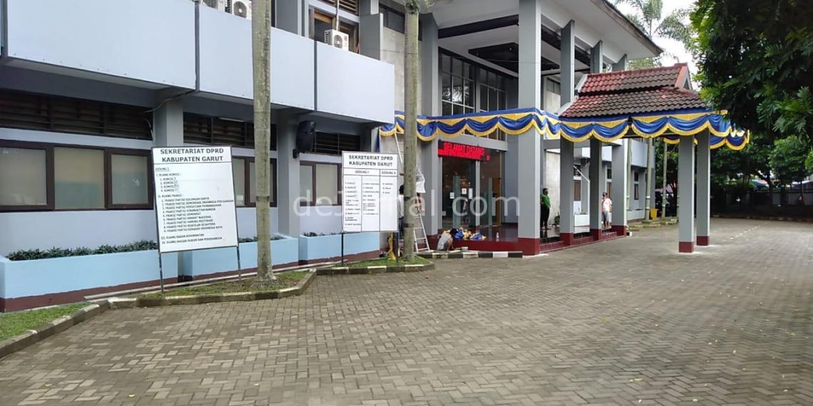Halaman Gedung DPRD Kabupaten Garut terlihat lengang tanpa ada satupun kendaraan anggota DPRD yang parkir karena sedang kunker, Selasa (9/2/2021). Foto : Yo/dejurnal.com