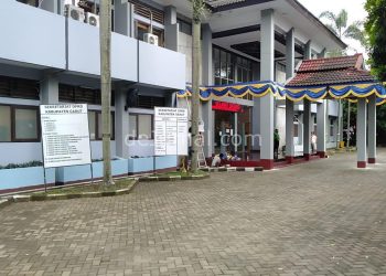 Halaman Gedung DPRD Kabupaten Garut terlihat lengang tanpa ada satupun kendaraan anggota DPRD yang parkir karena sedang kunker, Selasa (9/2/2021). Foto : Yo/dejurnal.com