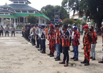 Pengurus dan anggota Pemuda Pancasila Pameungpeuk saat mengikuti apel pengamanan Nataru bersama Wakapolres Garut di Alun-Alun Pameungpeuk, Jumat (31/12/2021).