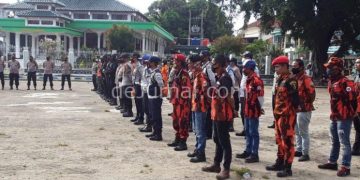 Pengurus dan anggota Pemuda Pancasila Pameungpeuk saat mengikuti apel pengamanan Nataru bersama Wakapolres Garut di Alun-Alun Pameungpeuk, Jumat (31/12/2021).