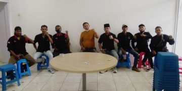 Ketua dan anggota FPPG saat sedang menunggu pihak Bank Mandiri Cabang Garut, Senin (10/1/2021).