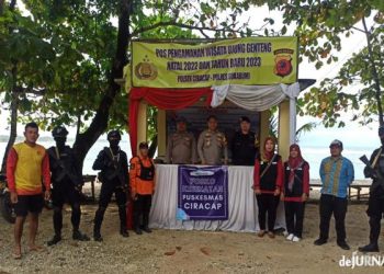 Anggota Sat Brimob Polda Jabar Berikan Pengamanan Tahun Baru 2023 di Wilayah Jalur Pansela