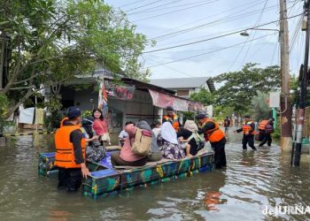 Personil Brimob Evakuasi Korban Banjir di Perumahan Genuk Indah