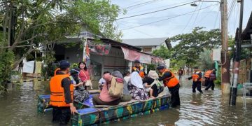 Personil Brimob Evakuasi Korban Banjir di Perumahan Genuk Indah