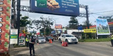 Anggota Raimas Dit Samapta Polda Jabar  Tingkatkan Pengaturan di Jalur Lembang awal Tahun Baru 2023