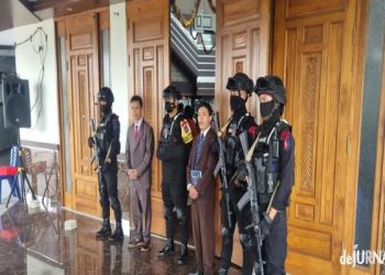 Anggota Sat Brimob Polda Jabar Amankan Ibadah Tahun Baru 2023 di Gereja HKBP Cibinong Bogor