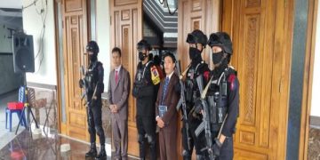 Anggota Sat Brimob Polda Jabar Amankan Ibadah Tahun Baru 2023 di Gereja HKBP Cibinong Bogor