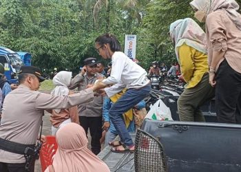 Anggota Polri Bantu Angkut Warga Ke Lokasi Obyek Wisata