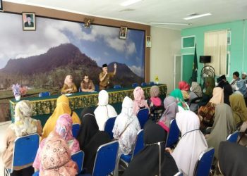 Ratusan guru ngaji menerima sembako. (Sopandi/ dejurnal.com).