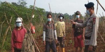 Sat Brimob Polda Jabar Melaksanakan Patroli Harkamtibmas di Lingkungan Desa Bojong Loa Rancaekek