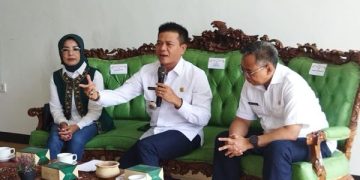 Bupati Bandung HM Dadang Supriatna (tengah) didampingi Kepala Diskominfo H Yudi Abdurrachman dan Kepala DKPP Ina Dewi Kania di Rumah Dinas Bupati di Soreang, Rabu (4/1/2023).(Sopandi/dejurnal.com)