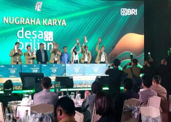 Kepala Desa Margahayu Tengah (Marteng) , Kecamatan Margahayu Asep Zaenal Mahmud (paling kanan) di menerima penghargaan Desa Inovatif dalam Program Desa Brilian di Jakarta.