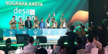 Kepala Desa Margahayu Tengah (Marteng) , Kecamatan Margahayu Asep Zaenal Mahmud (paling kanan) di menerima penghargaan Desa Inovatif dalam Program Desa Brilian di Jakarta.