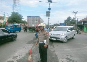 Polisi Laksanakan Gatur Lalin di Jalan Raya Kosambi-Klari