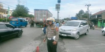 Polisi Laksanakan Gatur Lalin di Jalan Raya Kosambi-Klari