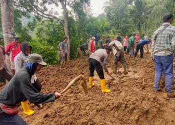 Polisi Baksos Bersihkan Material Longsor Di Jalan Cikirisik