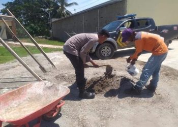 Polisi Bersama Warga Batujaya Gotong Royong Bangun Mushola Nurul Haq