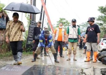 1.000 Sak Limbah Batu Bara Dibuat Talud Penahan Banjir