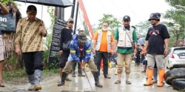 1.000 Sak Limbah Batu Bara Dibuat Talud Penahan Banjir