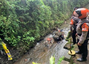 Patroli Tim Sar Sat Brimob Polda Jabar Laksanakan Pengecekan Debit Air di Wilayah Kecamatan Cipanas Cianjur