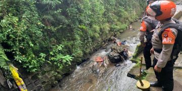 Patroli Tim Sar Sat Brimob Polda Jabar Laksanakan Pengecekan Debit Air di Wilayah Kecamatan Cipanas Cianjur