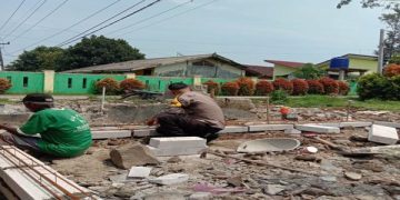 Polisi Gotong Royong Bantu Warga Bangun Tempat Usaha
