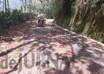 Jalan Kabupaten Sumedang Menuju Desa Mekar Rahayu Rusak Parah, Warga Inginkan Segera Diperbaiki