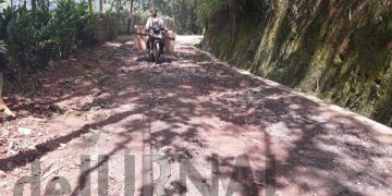 Jalan Kabupaten Sumedang Menuju Desa Mekar Rahayu Rusak Parah, Warga Inginkan Segera Diperbaiki