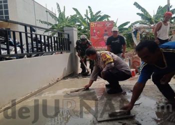 Kala Bhabinkamtibmas Bersama Babinsa dan Warga Bergotong Royong Perbaiki Jalan Lingkungan