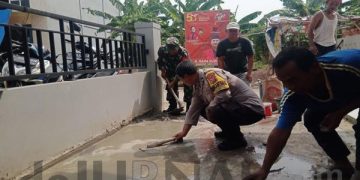 Kala Bhabinkamtibmas Bersama Babinsa dan Warga Bergotong Royong Perbaiki Jalan Lingkungan