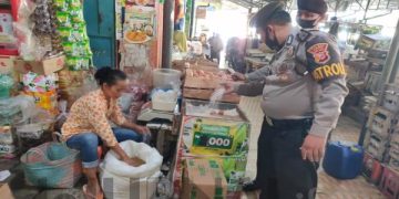 Polisi Pantau Bahan Pokok Di Sejumlah Pasar Modern dan Tradisional