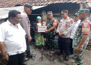 TNI-Polri di Juntinyuat Bagikan Sembako Untuk Warga Kurang Mampu
