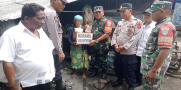 TNI-Polri di Juntinyuat Bagikan Sembako Untuk Warga Kurang Mampu