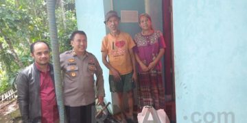 Polisi Beri Bantuan Sembako  Untuk Warga Korban Kebakaran Rumah