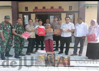 Polisi Monitoring Penyaluran Bantuan Akibat Tanah Longsor Pada Warga Setempat