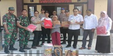 Polisi Monitoring Penyaluran Bantuan Akibat Tanah Longsor Pada Warga Setempat
