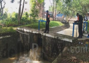 Turun Langsung Kelapangan, Tim Sar Sat Brimob Polda Jabar Bekerjasama Dengan Babinsa Cek Pintu Saluran Air di Cirebon