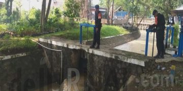 Turun Langsung Kelapangan, Tim Sar Sat Brimob Polda Jabar Bekerjasama Dengan Babinsa Cek Pintu Saluran Air di Cirebon